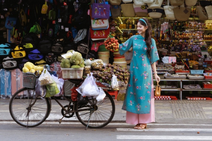 Ảnh sao 24/1: Chi Pu sắm 10 bộ áo dài mặc Tết - 6