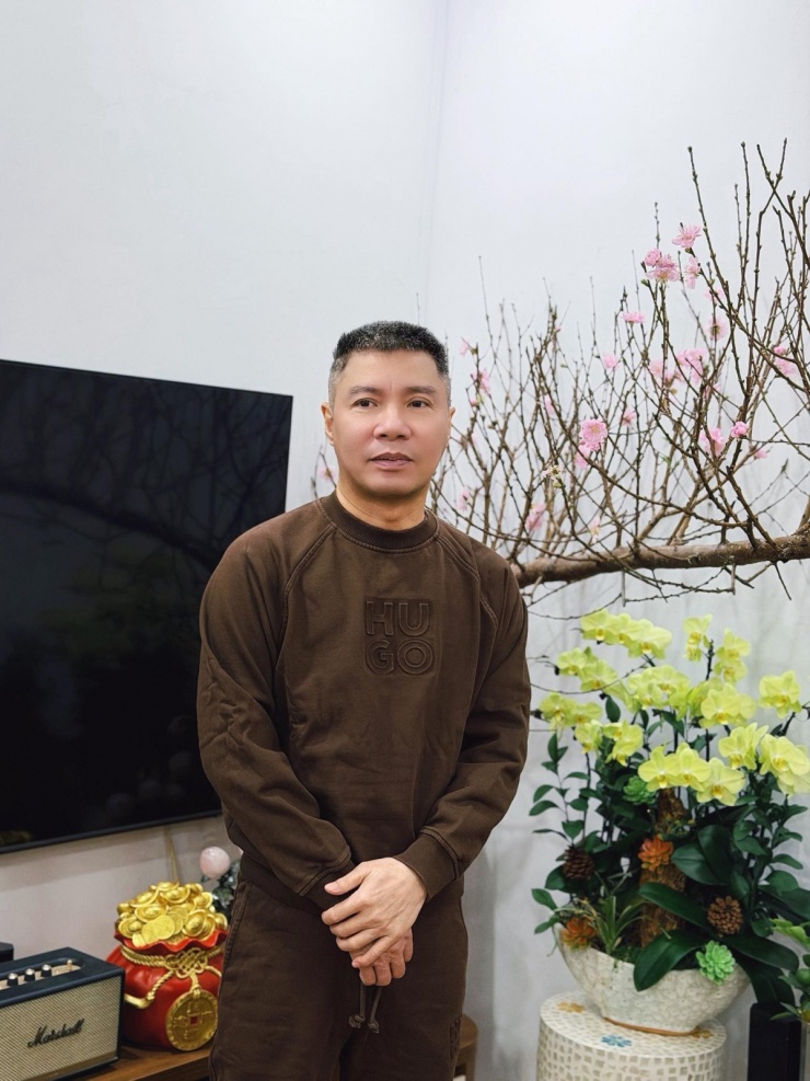 Ảnh sao 24/1: Chi Pu sắm 10 bộ áo dài mặc Tết - 7