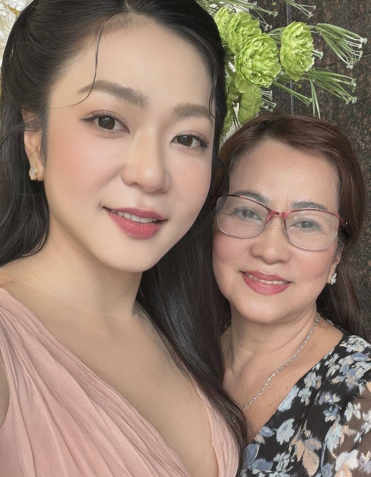 Ảnh sao 24/1: Chi Pu sắm 10 bộ áo dài mặc Tết - 9