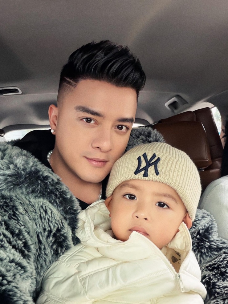 Ảnh sao 24/1: Chi Pu sắm 10 bộ áo dài mặc Tết - 10