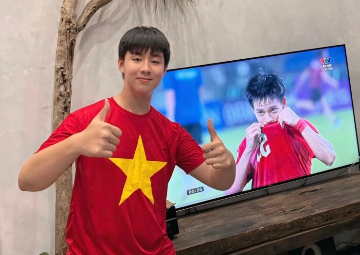 Con trai diễn viên Lê Phương ăn mừng cú sút quyết định của tiền đạo Thanh Nhàn.