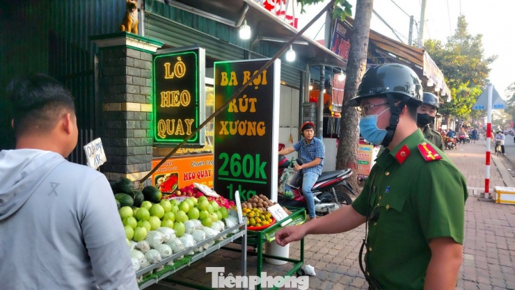 Theo chân cảnh sát lập lại trật tự lòng đường, vỉa hè ở TPHCM - 2