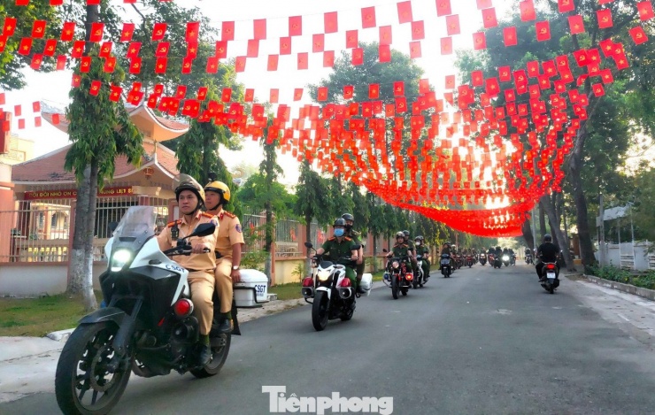 Sáng 24/1, Đội CSGT Tây Bắc - Phòng CSGT Công an TPHCM phối hợp với Công an phường Phú An tổ chức ra quân tuần tra, kiểm soát, xử lý các vi phạm về trật tự lòng đường, vỉa hè.