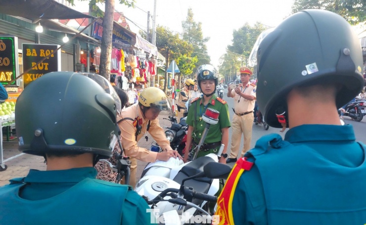 Tại chợ Bưng Cầu, lực lượng chức năng chia nhiều tổ tiến hành xử lý, đề nghị các tiểu thương ký cam kết chấp hành quy định của pháp luật, không lấn chiếm lòng, lề đường, vỉa hè để kinh doanh, buôn bán.