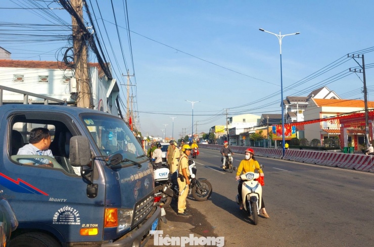 Tổ công tác tuyên truyền, nhắc nhở các hộ kinh doanh, người dân khu vực chợ chấp hành nghiêm các quy định về trật tự lòng đường, vỉa hè; không buôn bán, để vật dụng, phương tiện lấn chiếm không gian dành cho người đi bộ và phương tiện lưu thông.