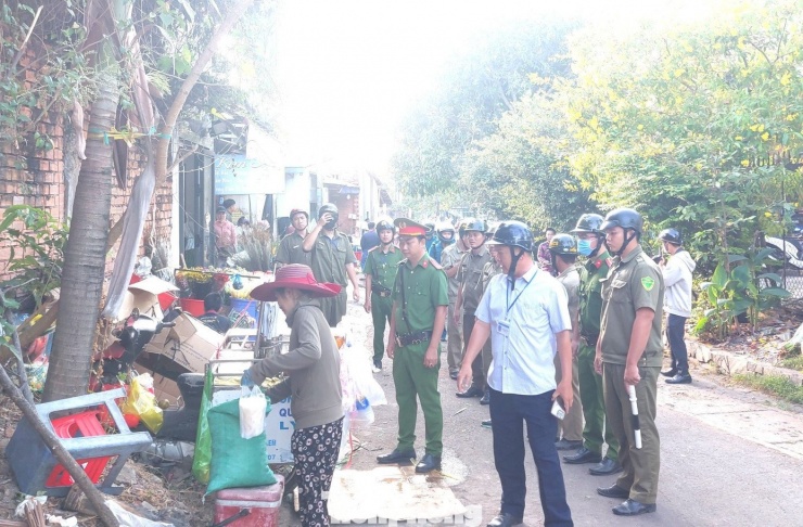 Theo chân cảnh sát lập lại trật tự lòng đường, vỉa hè ở TPHCM - 8