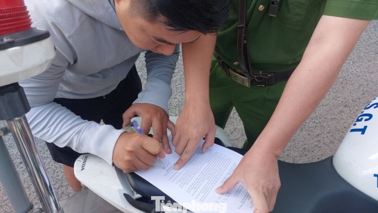 Lực lượng chức năng tuần tra, kiểm soát trên các tuyến đường trọng điểm, chợ, khu dân cư, nơi tập trung nhiều cơ sở kinh doanh, những điểm thường xuyên xảy ra tình trạng lấn chiếm lòng, lề đường.