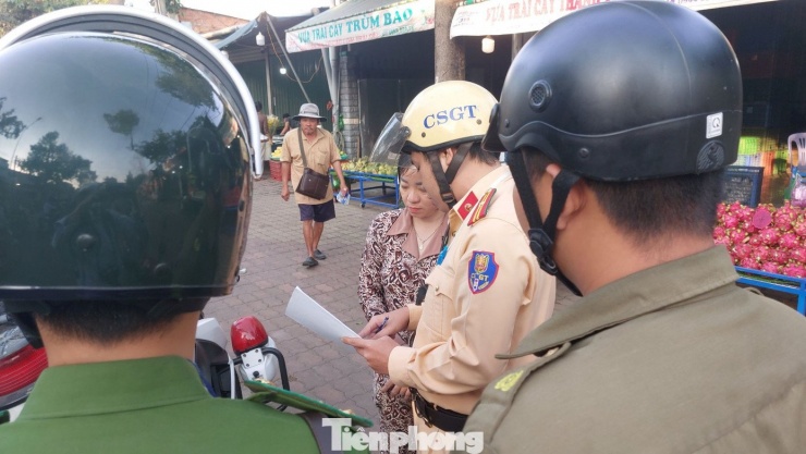 Lãnh đạo các đơn vị yêu cầu lực lượng làm nhiệm vụ nêu cao tinh thần trách nhiệm, xử lý nghiêm nhưng linh hoạt, kết hợp tuyên truyền, nhắc nhở để người dân tự giác chấp hành.