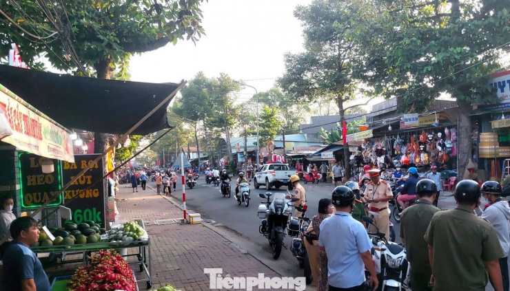 Đơn cử khi lực lượng chức năng đang tuyên truyền, nhắc nhở người dân, cơ sở kinh doanh không lấn chiếm lòng đường, vỉa hè, một người phụ nữ buôn bán tại khu vực chợ Bưng Cầu đã dùng điện thoại ghi hình, phát trực tiếp lên mạng xã hội với bình luận thiếu chuẩn mực. Người này sau đó được Công an phường Phú An tiến hành mời làm việc.