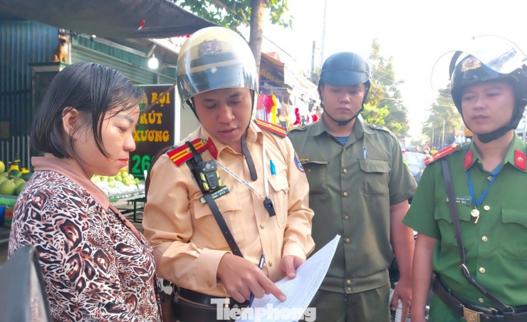 Theo ghi nhận của phóng viên, hầu hết người dân, các hộ kinh doanh đều đồng thuận, chấp hành tốt sau khi được lực lượng chức năng tuyên truyền, nhắc nhở. Tuy nhiên, cũng có trường hợp hành xử thiếu chuẩn mực, hiểu sai mục đích ý nghĩa của việc đảm bảo trật tự, an toàn giao thông.