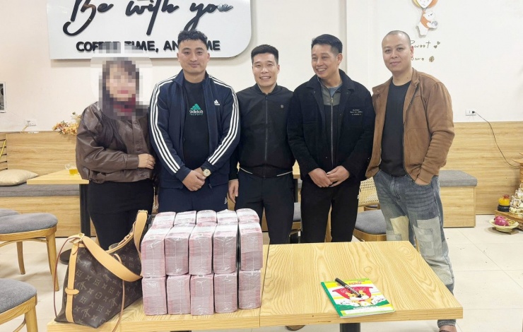 Anh Huấn, anh Cường trả lại tiền cho người bị mất. Ảnh nhân vật cung cấp.