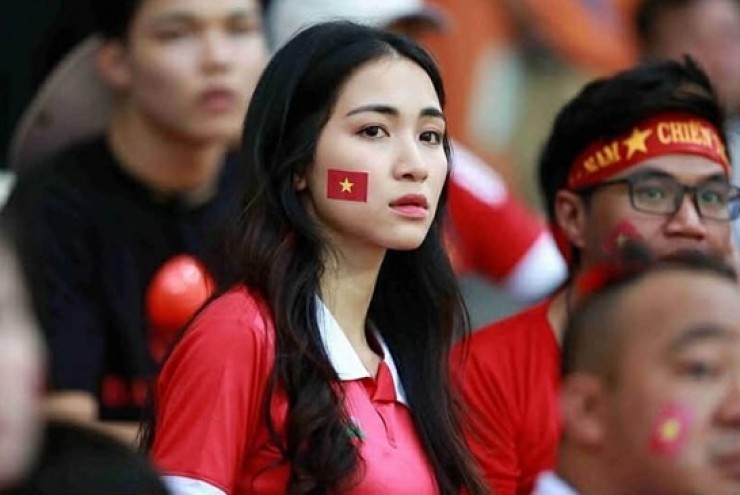 Hòa Minzy bật khóc vì U23 Việt Nam, cầu thủ Đình Bắc bất ngờ vào bình luận