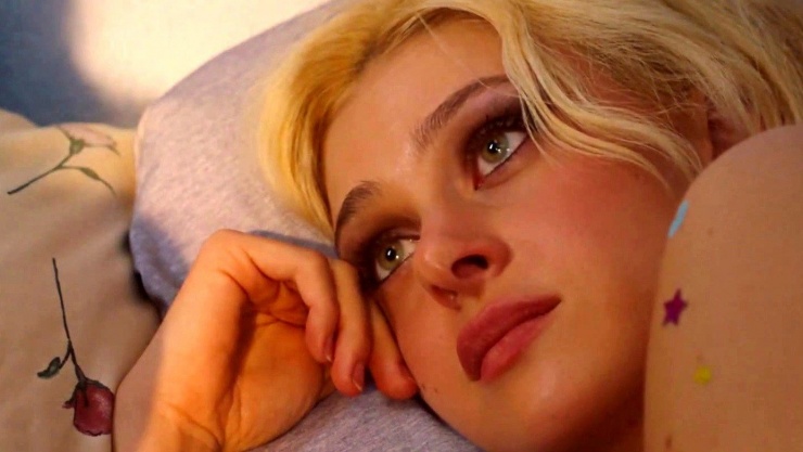 Nicola từng thử sức với vai trò đạo diễn trong Lola nhưng bị ném đá dữ dội. Việc tiểu thư tỷ phú hóa thân thành cô gái nhà nghèo, có hoàn cảnh bi thảm bị khán giả mỉa mai là kệch cỡm, không thuyết phục.