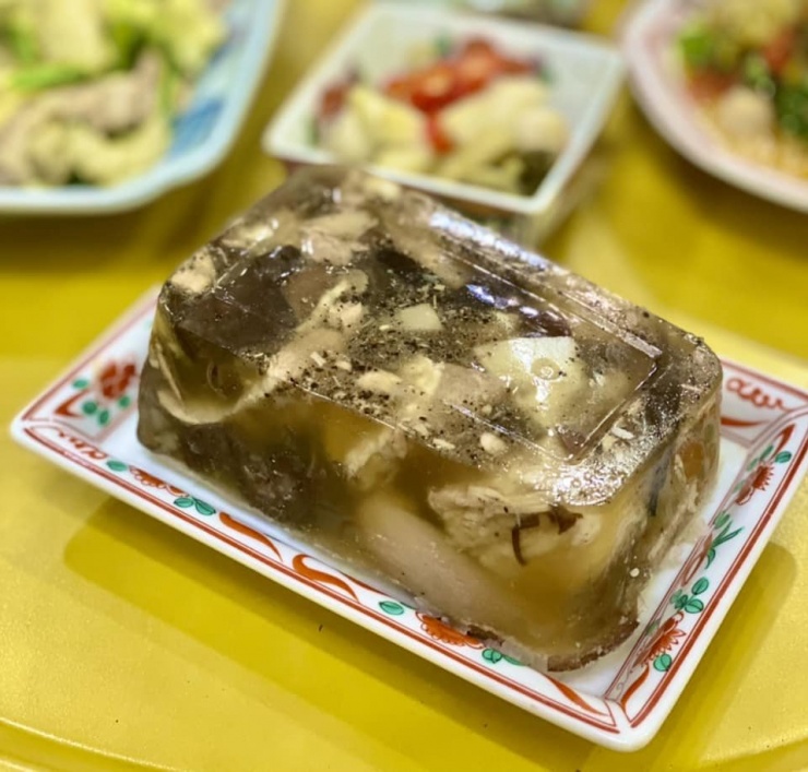 Món thịt đông mát miệng, dễ ăn nhưng không phải ai cũng nên sử dụng. Ảnh: Vĩnh Quyên&nbsp;