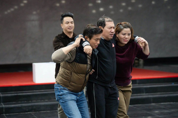 Nghệ sĩ Ưu tú Quang Thắng cùng các nghệ sĩ tích cực tập luyện để chuẩn bị cho buổi ghi hình sắp tới. Ảnh: FBNV