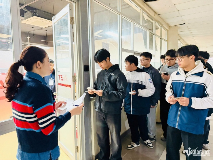 Thí sinh nộp phiếu dự thi cho giám thị. Ảnh: Thúy Nga