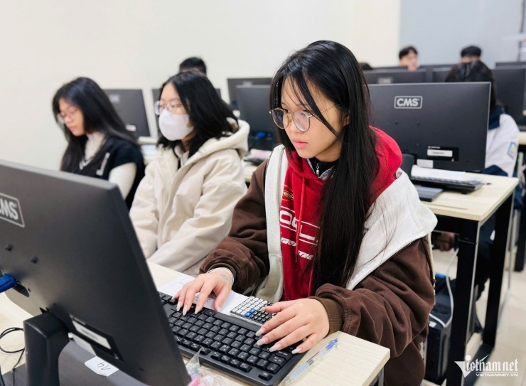 Thí sinh trong phòng thi. Ảnh: Thúy Nga