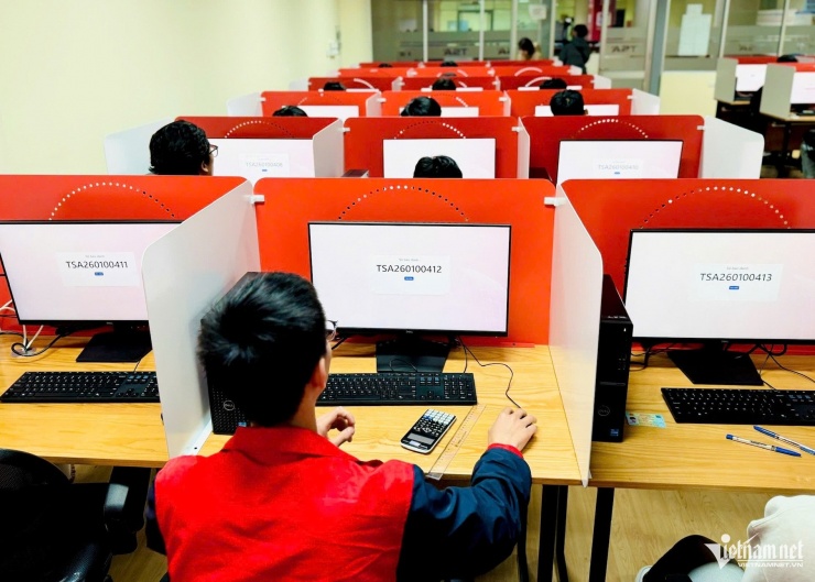 Thí sinh ngồi vào vị trí có số báo danh của mình. Ảnh: Thúy Nga