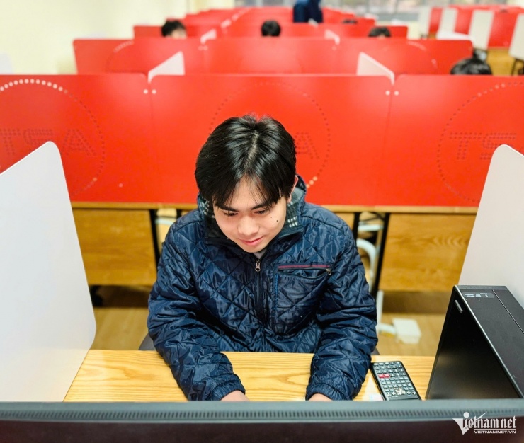 Thí sinh vào phòng thi. Ảnh: Thúy Nga