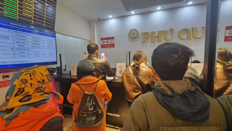 Cửa hàng Bảo Tín Minh Châu trong ngày 24/1 mở bán được đúng 2 tiếng đồng hồ đã hết hàng. Ảnh: Thái Nguyễn&nbsp;