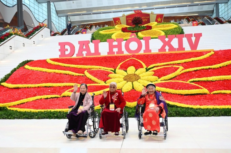 Ba Mẹ Việt Nam anh hùng - khách mời danh dự tại phiên khai mạc và bế mạc đại hội.