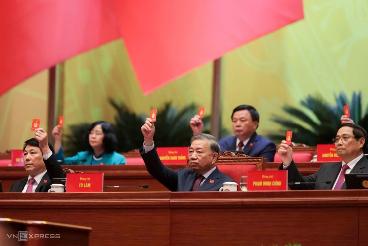 Tổng Bí thư Tô Lâm cùng lãnh đạo Đảng, Nhà nước giơ thẻ đảng biểu quyết tại Đại hội Đảng XIV.