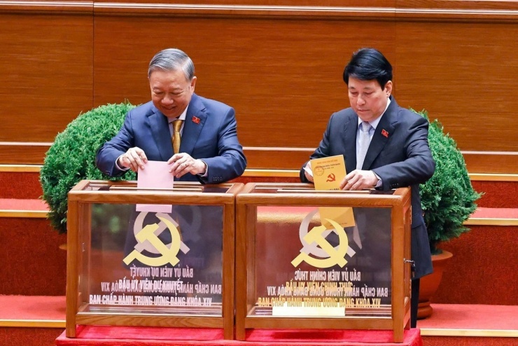 Tổng Bí thư Tô Lâm và Chủ tịch nước Lương Cường bỏ phiếu bầu Ban Chấp hành Trung ương khóa XIV, ngày 22/1.