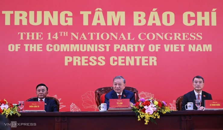 Tổng Bí thư Tô Lâm, Thường trực Ban Bí thư Trần Cẩm Tú (bên trái) và Trưởng ban Tổ chức Trung ương Lê Minh Hưng (bên phải), tại họp báo quốc tế công bố kết quả Đại hội Đảng XIV, chiều 23/1.