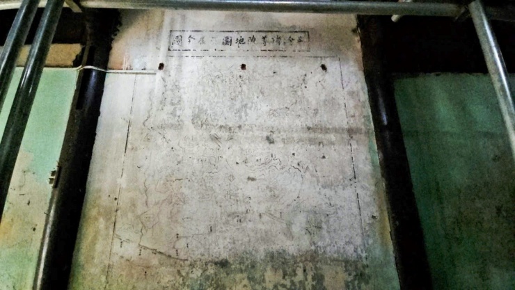 Bức họa phát lộ trong quá trình vệ sinh, bóc tách các lớp sơn cũ trên tường di tích Khâm Thiên Giám.