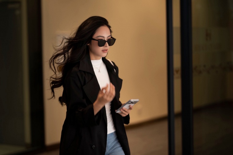 Mới đây, Á hậu Vân Nhi bất ngờ khoe bộ ảnh "đu trend" muộn. Cô ngại ngùng chia sẻ kèm trạng thái: "Mọi người đặt tên cho bộ ảnh này giúp Nhi với".