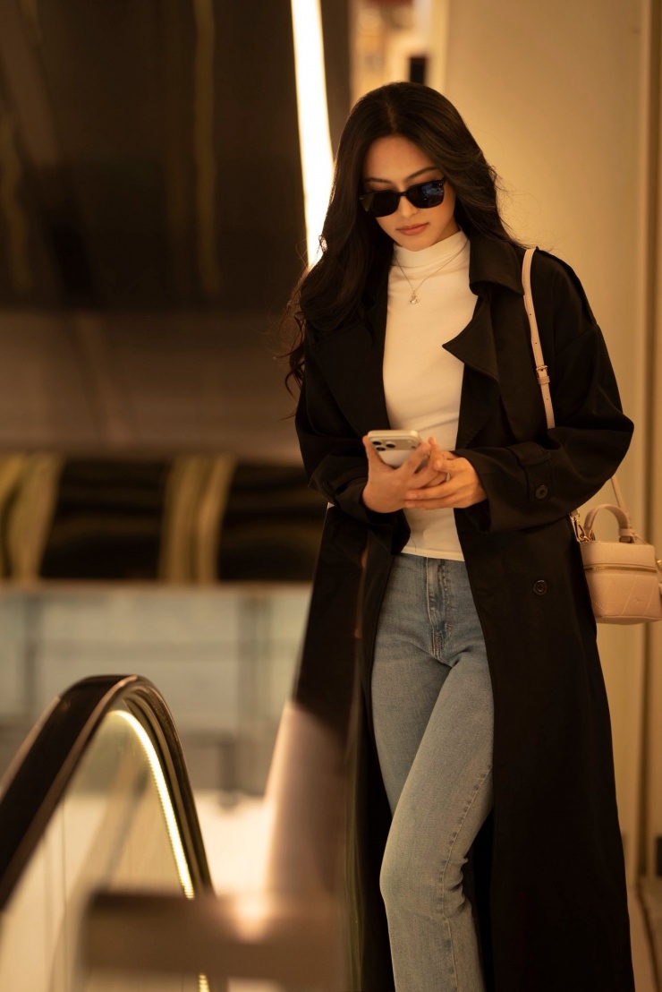 Phong cách casual chic với áo thun trắng và quần jeans ống loe tạo cảm giác thoải mái nhưng không kém phần thời thượng.