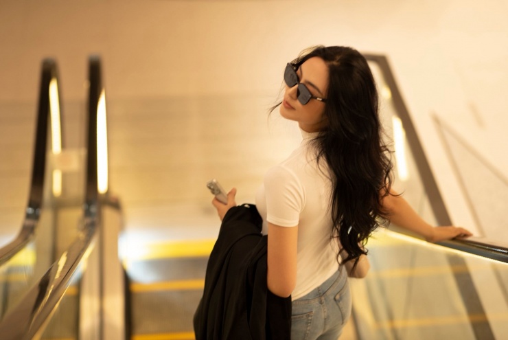 Nguyễn Thị Vân Nhi sinh năm 2005, đến từ Hải Phòng, hiện là sinh viên Đại học Phenikaa. Cô cao 1m74, nặng 56 kg, số đo ba vòng 80-62-95 cm.