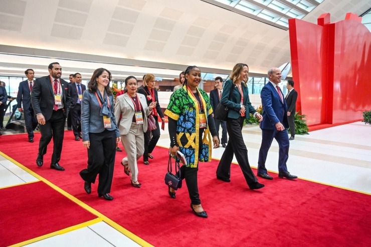 Các đoàn ngoại giao, khách quốc tế vui vẻ dự phiên khai mạc, bế mạc Đại hội.