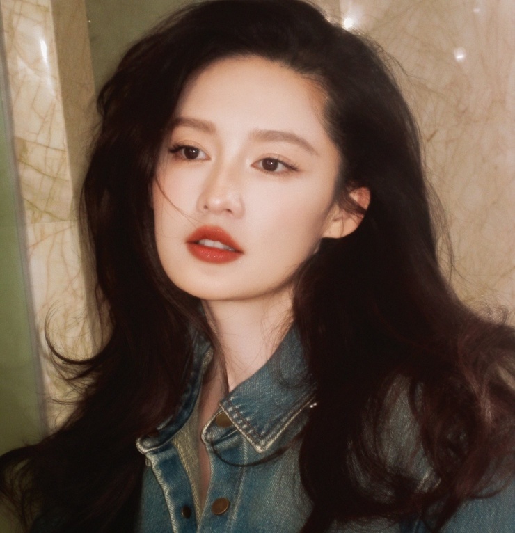 Nhiều ngôi sao như Trần Nghiên Hy dù đóng cặp với bạn diễn kém 17-18 tuổi vẫn đẹp đôi, nhưng Lý Thấm luôn tạo cảm giác xa cách, không chân thành trong cảnh tình cảm.