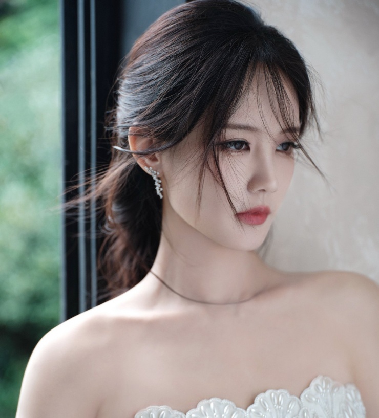 Lý Nhất Đồng bị chê là "bình cứu hỏa Cbiz" vì dù đóng phim cực hot cũng không giúp ích được cô.