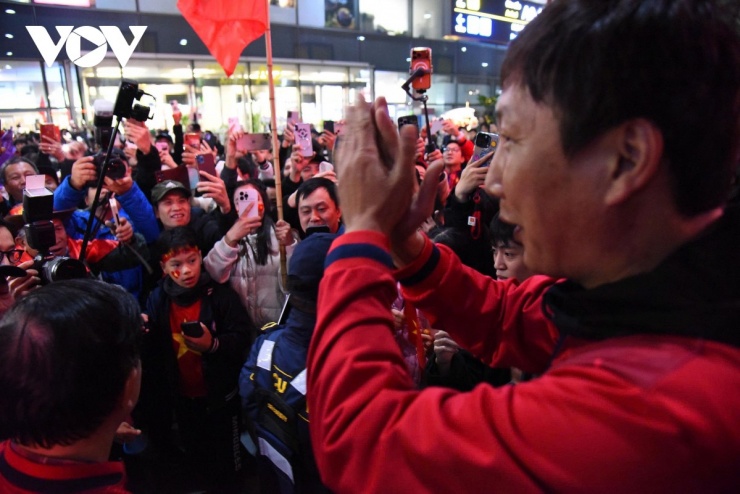 Nhà cầm quân người Hàn Quốc vẫy tay cảm ơn rất đông các CĐV đã đến sân bay Nội Bài để đón đội U23 Việt Nam.&nbsp;