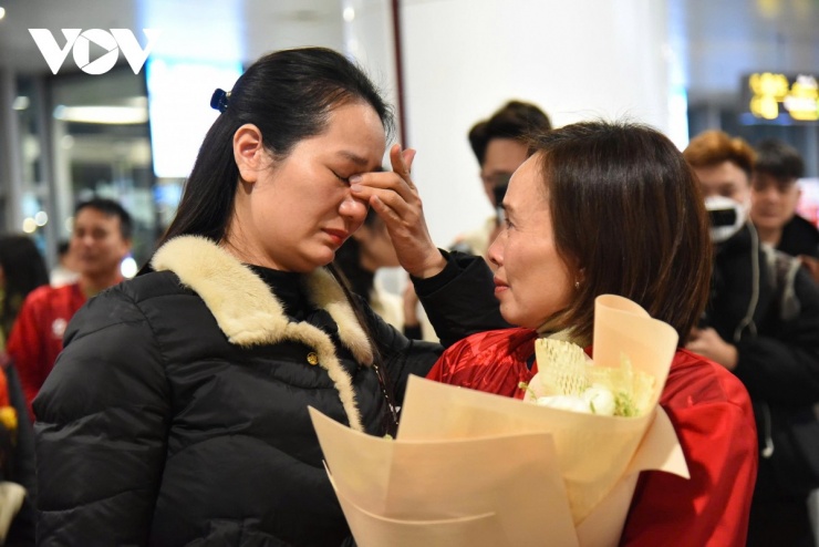 Mẹ trung vệ Hiểu Minh bật khóc khi thấy con trai phải di chuyển bằng xe lăn.&nbsp;