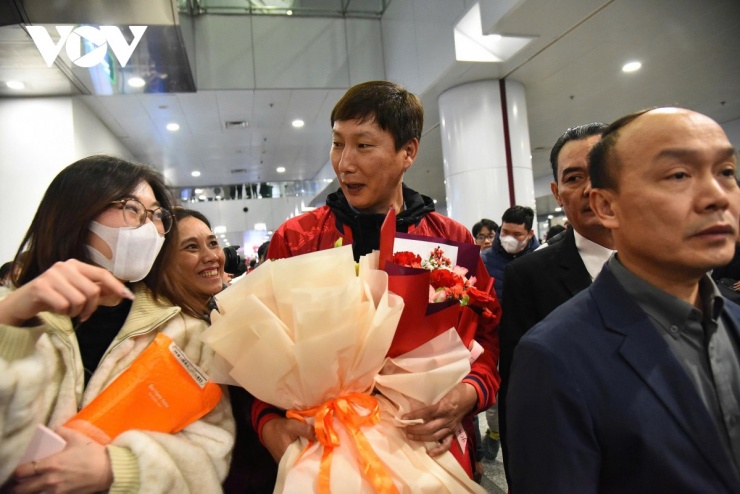 HLV Kim Sang Sik bước ra trong sự chào đón của người hâm mộ.&nbsp;