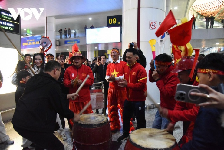 Đám đông CĐV mang theo trống, có mặt từ sớm để đón và chia vui với thành tích giành hạng ba U23 châu Á 2026 của U23 Việt Nam.