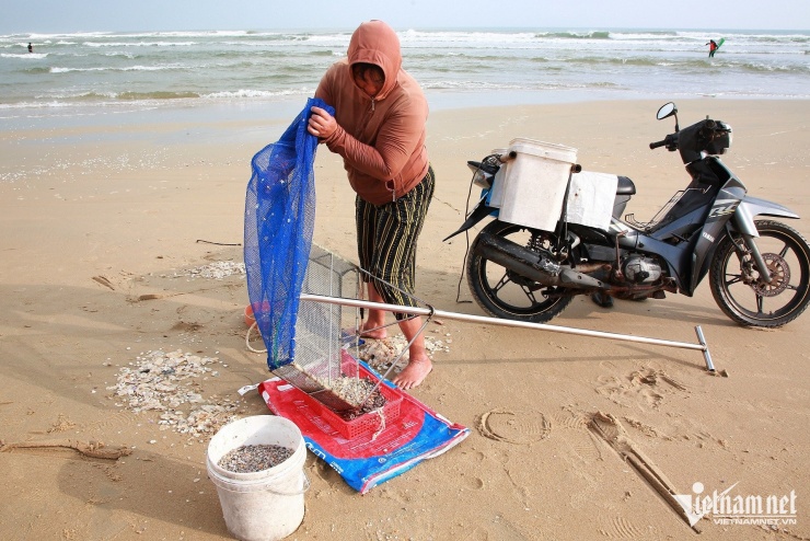 Dụng cụ bắt ốc ruốc là chiếc vợt tự chế, cán dài khoảng 2m, phía dưới gắn lưỡi cào bằng sắt và một túi lưới nhỏ đường kính chừng 50cm.