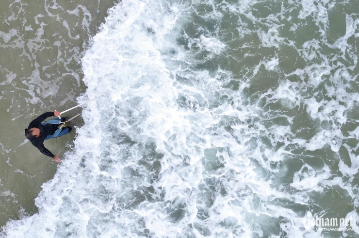 Công việc đòi hỏi sức khỏe và khả năng giữ thăng bằng khi liên tục bước giật lùi giữa sóng biển.