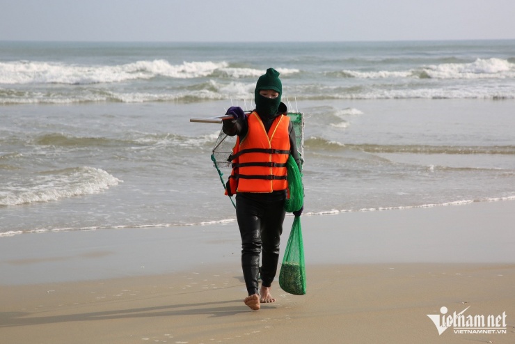 Khi thủy triều lên cao, sóng lớn, người dân dừng công việc, vác đồ nghề lên vai rồi trở về nhà.