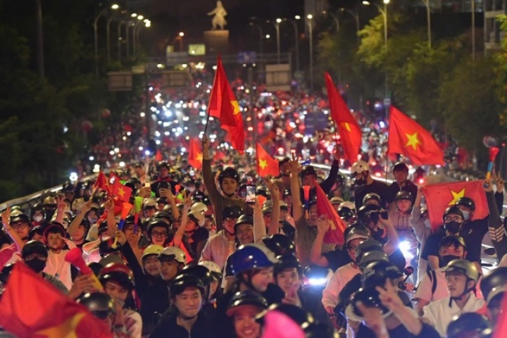 Người dân đổ ra đường khi U23 Việt Nam đánh bại Hàn Quốc