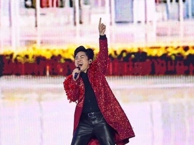 Tùng Dương, Hồng Nhung ấn tượng ở đêm nghệ thuật 'Dưới lá cờ vẻ vang của Đảng'