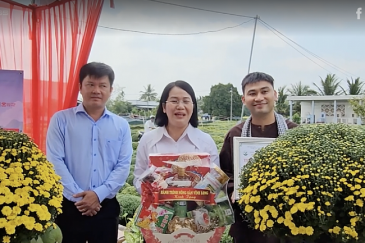 Thức đêm săn hoa Tết qua livestream