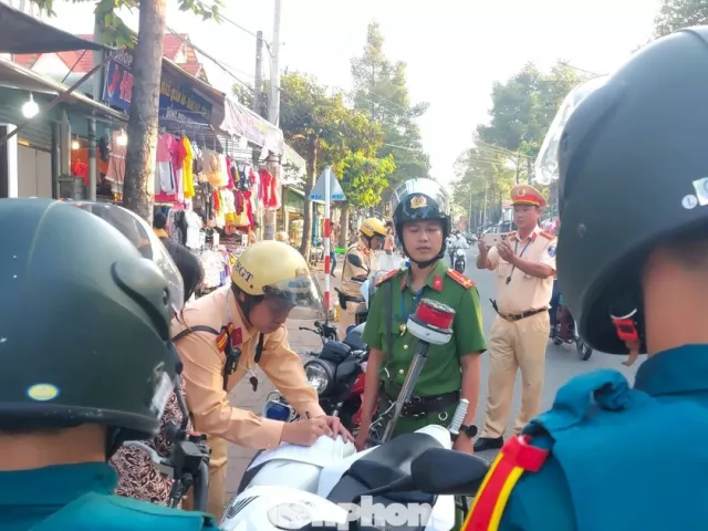 Theo chân cảnh sát lập lại trật tự lòng đường, vỉa hè ở TPHCM