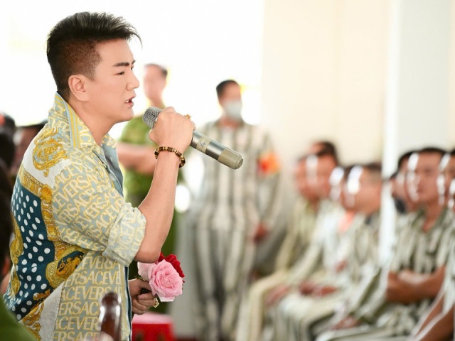 Đàm Vĩnh Hưng hát ở trại giam
