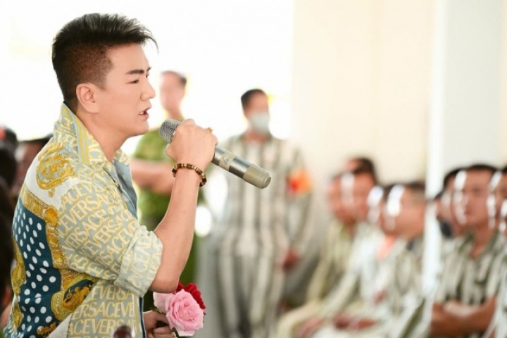 Đàm Vĩnh Hưng hát ở trại giam