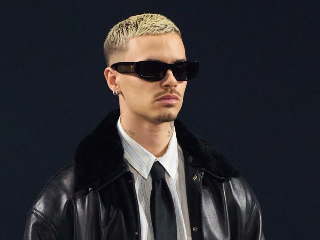 Romeo Beckham catwalk ở Paris giữa sóng gió gia đình