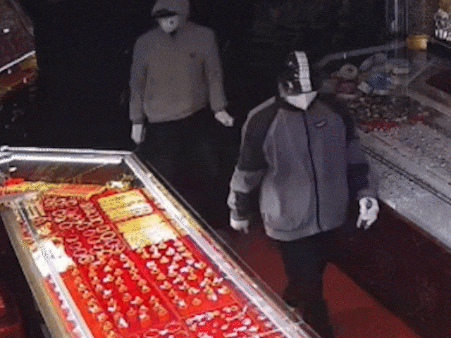 Hai người dùng dao, búa cướp tiệm vàng trong 30 giây ở Ninh Bình